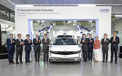 (from second left) Jaehoon Chang, CEO of Hyundai Motor Company; Hoon Choi, Ambassador of Korea to Singapore; Euisun Chung, Executive Chair of Hyundai Motor Group; Dukgeun Ahn, Minister for Trade, Korea; Lawrence Wong, Deputy Prime Minister of Singapore; Png Cheong Boon, Chairman of Singapore EDB