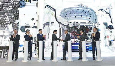 (from left) Jaehoon Chang, President and CEO of Hyundai Motor Company; Hoon Choi, Ambassador of Korea to Singapore; Png Cheong Boon, Chairman of Singapore EDB; Lawrence Wong, Deputy Prime Minister of Singapore; Euisun Chung, Executive Chair of Hyundai Motor Group; Dukgeun Ahn, Minister for Trade, Korea; Eric Teo, Ambassador of Singapore to Korea