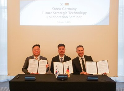 From left to right: Shin Hee-Dong, President of Korea Electronics Technology Institute KETI, Lee Jung-ho, CEO of Rainbow Robotics, Dr. Michael Pausch, Chief Technology Officer Schaeffler Industrial, signs trilateral business agreement to jointly develop AI-based mobile dual-arm robots and corresponding operation technologies for autonomous manufacturing.