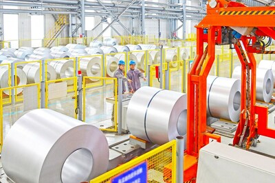 Workers at HBIS check rolls of aluminized metal.[ZHAO HUI/FOR CHINA DAILY]