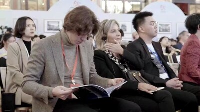On 4 May, at the forum on the development of people-to-people and cultural exchanges between China and France, guests are seen examining the Report on the New Practices of Chinese-style Modernization by CSG. (Photo by Xin Bei)