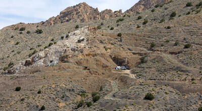 Figure 1:  Fondaway Canyon, Colorado Pit drill pad showing the mineralized oxide zone at surface and hole FCG22-20 (CNW Group/Getchell Gold Corp.)