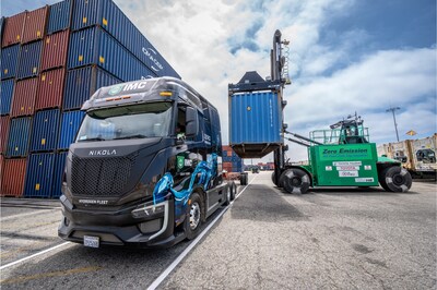 IMC hydrogen truck being loaded by a FMS hydrogen top lift with a container from the SmartStack.