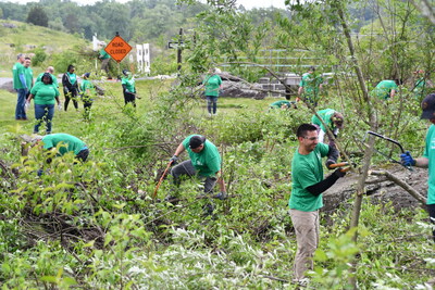 Subaru of America’s five employee resource groups (ERGs) are led by employees who work to create ways to connect, learn, and grow. The Subaru Armed Forces Resource Group for Employees (SARGE) focuses on outreach and support for veterans within Subaru and its local communities. Each year, SARGE hosts events including the cleanup of Gettysburg National Military Park in order to bring the battlefield to its 1863 appearance.