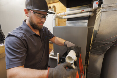 Contractor is installing a high-efficiency gas furnace as part of a dual fuel system. (CNW Group/FortisBC)