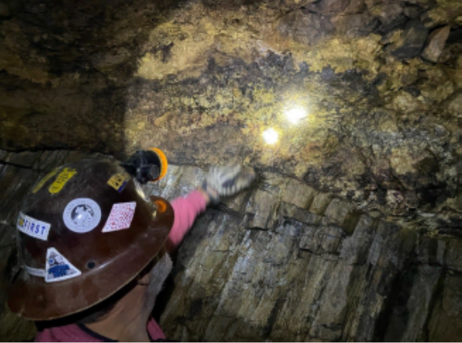 Gold Mineralization at the Bedrock Contact