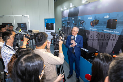 Royce YC Hong, Founder and CEO of XING Mobility introducing the various applications of XING Mobility'’s immersion cooling system, ranging from automotive batteries to battery systems for large-scale energy storage and AI data center.