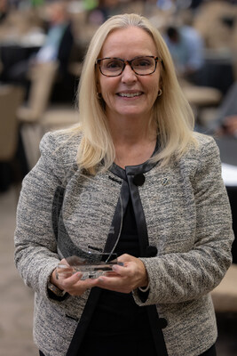 Lesley Gallinger, CEO, Independent Electricity System Operator (IESO) accepting the 2024 Friend of Energy Storage Award on behalf of the IESO. (CNW Group/Energy Storage Canada)