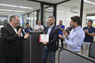 SETE LAGOAS / MINAS GERAIS / BRAZIL (March 4, 2024) - Iveco Group - Representatives from Shainin present the Dorian Awards Rolling Top 5 Leadership award to Carlos Eduardo Fraga, Iveco Director of Customer and Product Support.
Photo: Pedro Vilela / Agencia i7
