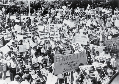 Thousands of people protesting the government’s stand on the Medicare crisis at the Legislative Buildings in Regina, Saskatchewan, 1962. 
Credit: Photographer Bettmann / Bettman Collection / 515030322 (CNW Group/Parks Canada (HQ))