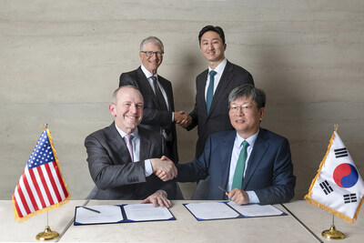 HD Hyundai recently signed a strategic agreement with TerraPower to expand the global manufacturing supply chain for Natrium reactors, supporting the rapid commercialization of the advanced nuclear technology. From the right Won Kwang-shik, Head of Marine Energy Business Division at HD Hyundai Heavy Industries; Chung Kisun, Executive Vice Chairman of HD Hyundai; Bill Gates, founder and chairman of TerraPower; and Chris Levesque, president and CEO of TerraPower.