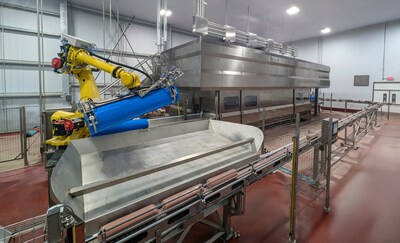 Fully automated Hiperbaric 525 HPP production line for raw pet food processing.