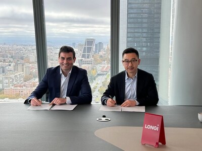 Luis Selva, Managing Director of BNZ, and Dennis She, Vice President of LONGi, signed the agreement.