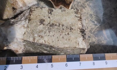Figure 8: Light green spodumene crystals in a matrix of feldspar and smoky quartz from angular boulder (0.93% Li2O), located northwest of CV5. (CNW Group/Patriot Battery Metals Inc.)