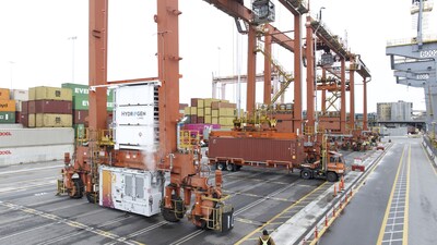 Hydrogen fuelled rubber tired gantry crane at the Port of Vancouver (CNW Group/DP World)
