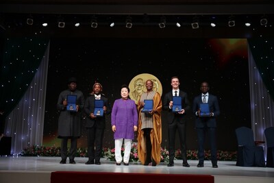 From left to right (H.E. Goodluck Jonathan, Dr. Samuel Radebe, Dr. Hak Ja Han Moon, Dr. Wanjira Mathai, Mr. Hugh Evans, Dr. Patrick Awuah, Jr)