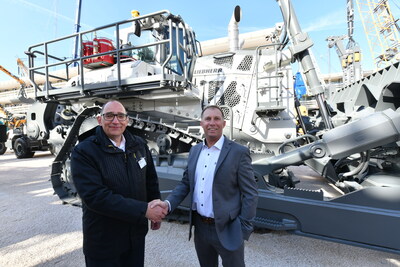 Alexander Katrycz, Head of Marketing at Liebherr-Werk Telfs GmbH (left) and Scott Crozier, Vice President, Civil Construction Field Systems at Trimble (right) at bauma 2025 event. (PRNewsfoto/Trimble)