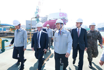 Chung Kisun, Executive Vice Chairman of HD Hyundai, observing HD Hyundai Heavy Industries’ Naval & Special Shipyard with John Phelan, Secretary of the US Navy and giving an explanation of the warships being built at the yard. Chung Kisun, Executive Vice Chairman of HD Hyundai, observing HD Hyundai Heavy Industries’ Naval & Special Shipyard with John Phelan, Secretary of the US Navy and giving an explanation of the warships being built at the yard.