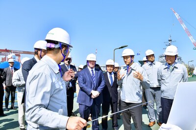 Chung Kisun, Executive Vice Chairman of HD Hyundai, observing HD Hyundai Heavy Industries’ Naval & Special Shipyard with John Phelan, Secretary of the US Navy and giving an explanation of the warships being built at the yard. Chung Kisun, Executive Vice Chairman of HD Hyundai, observing HD Hyundai Heavy Industries’ Naval & Special Shipyard with John Phelan, Secretary of the US Navy and giving an explanation of the warships being built at the yard.