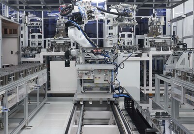 A process of Line Quality Control (LQC), which checks whether the product meets the specifications (thickness, size, etc.) required by the customer. The inspection result data is immediately transmitted to the customer and cannot be manipulated. This quality transparency is one of the most important factors for LG Innotek’s global clients.