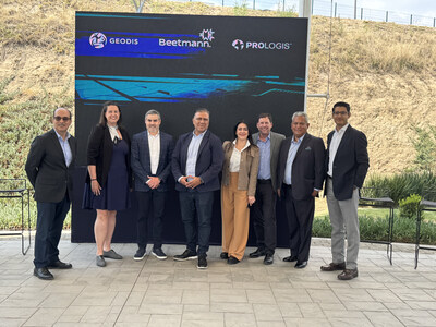 Executives at GEODIS, Prologis and Beetmann at the solar installation's commemorative ceremony in Tepotzotlán Estate of Mexico