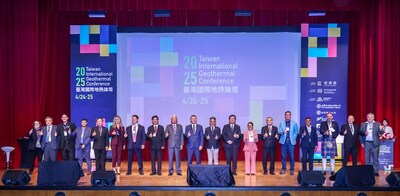 Guests of honor took to the stage for a group photo, officially marking the opening of the 2025 Taiwan International Geothermal Conference.