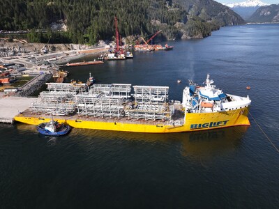 Pipe rack modules arriving at Woodfibre LNG site. (CNW Group/Woodfibre LNG)