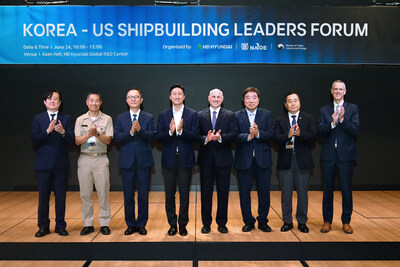 Key participants from both Korea and the United States taking a commemorative photo at the “Korea–U.S. Shipbuilding Leaders Forum” held on Tuesday 24th.