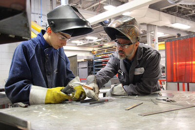 Young participants in a Mind Over Metal welding camp gain hands-on experience with welding and materials joining, as well as confidence for their careers. (CNW Group/CWB Welding Foundation)