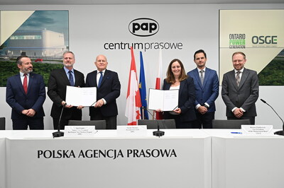 The LOI was signed by Nicolle Butcher and Jon Franke from OPG and Jacek Drόzd and Bartosz Fijałkowski from OSGE, and witnessed by Paweł Gajda, Director of the Department of Nuclear Energy, Ministry of Industry, Poland and Wojciech Wrochna, Government Plenipotentiary for Strategic Energy Infrastructure, Poland. (CNW Group/Ontario Power Generation Inc.)