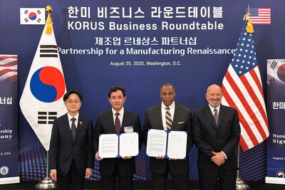 Korea Zinc and Lockheed Martin signed an MOU on August 25 (U.S. local time) for the supply and purchase of germanium and cooperation on critical mineral supply chains. From left: Ahn Duk-geun, Minister of Trade, Industry and Energy of Korea; Yun B. Choi, Chairman of Korea Zinc; Michael Williamson, President of Lockheed Martin International; and Gina Raimondo, U.S. Secretary of Commerce. [Photo by Korea Zinc]