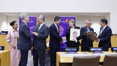 Fu Cong (third from left), China's permanent representative to the United Nations, Qu Yingpu (fourth from left), publisher and editor-in-chief of China Daily, and Hu Wei (right), president and CEO of Bank of China USA, present gifts to guest speakers at the event. FENG YONGBIN / CHINA DAILY