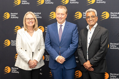 Josie Erzetic, President and CEO, Electrical Safety Authority, Hon. Stephen Crawford, Minister of Public and Business Service Delivery and Procurement and Arjan Arenja, Chair of the Board of Directors, Electrical Safety Authority, celebrate Ontario’s electrical safety champions. (CNW Group/Electrical Safety Authority)