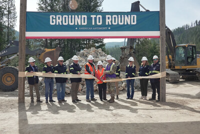 Perpetua Board of Directors, Senior Leaders, U.S. Department of Agriculture Deputy Undersecretary Kristin Sleeper, and Maj. Gen. John T. Reim (From left to right) (CNW Group/Perpetua Resources Corp.) Perpetua Board of Directors, Senior Leaders, U.S. Department of Agriculture Deputy Undersecretary Kristin Sleeper, and Maj. Gen. John T. Reim (From left to right) (CNW Group/Perpetua Resources Corp.)
