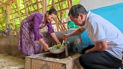 Villagers wash grapes in Jiashi County, Xinjiang Uygur Autonomous Region, on August 8 (LU YAN)