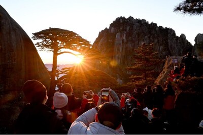 Tourists watch the sunrise at the Guest-Greeting Pine at Huangshan Mountain (Xinhua/Huang Bohan) Tourists watch the sunrise at the Guest-Greeting Pine at Huangshan Mountain (Xinhua/Huang Bohan)