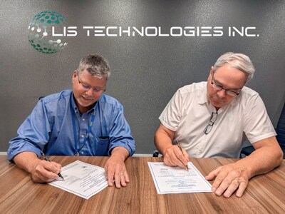 Senior Vice President of Nuclear Solutions for BGS, Lou Qualls, Ph.D. (left), and President, Co-Founder & Chief Technical Advisor of LIS Technologies Inc. Christo Liebenberg sign an agreement for Enveniam to be the Lead Project Integrator for the LIST commercial laser-based enrichment facility project.
