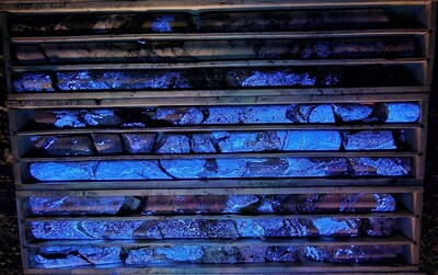 Photo 1: 82.47 m to 91.80 m in MT25-051 displaying high-grade scheelite (CaWO4) mineralization fluorescing under short wave UV. (CNW Group/Fireweed Metals Corp.) Photo 1: 82.47 m to 91.80 m in MT25-051 displaying high-grade scheelite (CaWO4) mineralization fluorescing under short wave UV. (CNW Group/Fireweed Metals Corp.)