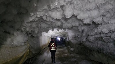 Photo 4: Adit inspection at Mactung. (CNW Group/Fireweed Metals Corp.) Photo 4: Adit inspection at Mactung. (CNW Group/Fireweed Metals Corp.)