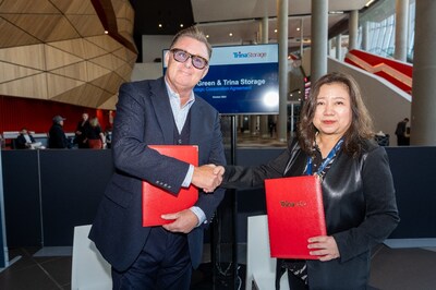 The MoU was exchanged by Scott Poulter, CEO of Pacific Green (Left), and Helena Li, President of Trinasolar (Right)