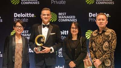 Mowilex CEO Niko Safavi (second left), accompanied by CMO Johanna Daunan (left), CSCO Yossy Tresinya Prameswari (second right), and CFO Rizal Iswara (right), receives Mowilex's fourth consecutive award as one of Indonesia's Best Managed Companies. (PRNewsfoto/PT Mowilex Indonesia) Mowilex CEO Niko Safavi (second left), accompanied by CMO Johanna Daunan (left), CSCO Yossy Tresinya Prameswari (second right), and CFO Rizal Iswara (right), receives Mowilex's fourth consecutive award as one of Indonesia's Best Managed Companies. (PRNewsfoto/PT Mowilex Indonesia)