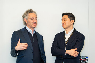 Chung Kisun (right), Chairman of HD Hyundai, and Alex Karp (left), co-founder and CEO of Palantir Technologies, at Palantir’s office in Washington, D.C., in March 2025 discussing future cooperation. (PRNewsfoto/HD Hyundai)