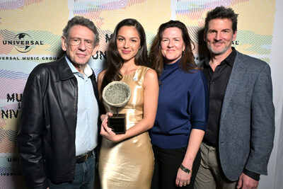 OLIVIA RODRIGO RECEIVES THE FOURTH ANNUAL UNIVERSAL MUSIC GROUP X REVERB AMPLIFIER AWARD.
The award was presented at Sir Lucian Grainge’s 2026 Music is Universal Artist Showcase, one of the most anticipated events during music’s biggest weekend at nya Studios, Los Angeles. CA. Sat Jan 31, 2026. L-R. Sir Lucian Grainge, Chairman & CEO, UMG, Olivia Rodrigo, Lauren Sullivan (Reverb) and Adam Gardner (Reverb) Photo: Lester Cohen/ Getty Images for Universal Music Group. OLIVIA RODRIGO RECEIVES THE FOURTH ANNUAL UNIVERSAL MUSIC GROUP X REVERB AMPLIFIER AWARD.
The award was presented at Sir Lucian Grainge’s 2026 Music is Universal Artist Showcase, one of the most anticipated events during music’s biggest weekend at nya Studios, Los Angeles. CA. Sat Jan 31, 2026. L-R. Sir Lucian Grainge, Chairman & CEO, UMG, Olivia Rodrigo, Lauren Sullivan (Reverb) and Adam Gardner (Reverb) Photo: Lester Cohen/ Getty Images for Universal Music Group.