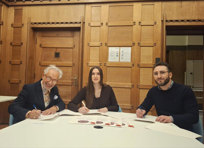 Founders of the Roma Embassy signing the Proclamation of The Hague – 3i Atlas
• From left to right: Orhan Galjus, Esmeralda Hrustic and Aleksandar Gavrilovic