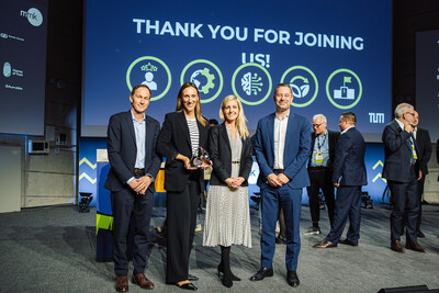 The MMK award of excellence was presented to a Novelis delegation by jury member, Dr. Nadine Sterley (GEA Group).