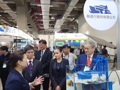 Inna Braverman and CY Huang explain the Eco Wave Power technology to Mr. Yu Zheng Wei Head of Taiwan’s Energy Bureau, and Mrs. Wang Mei Hua, Taiwan’s former Minister for Economic Affairs