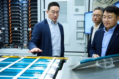 On March 30 (local time), LG Corp. Chairman Kwang Mo Koo (left) examines a pouch-type battery cell used in ESS battery packs at Vertech, LG Energy Solution’s North American subsidiary specializing in ESS System Integration.
