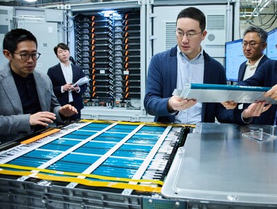 On March 30 (local time), LG Corp. Chairman Kwang Mo Koo (third from left) examines a pouch-type battery cell used in ESS battery packs at Vertech, LG Energy Solution’s North American subsidiary specializing in ESS System Integration.