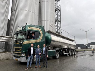 The Optimus and Sunoil teams formalizing their partnership at Sunoil's Kampen, Netherlands biodiesel production facility.