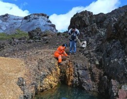 The figure above displays an outcrop of the Seguridad SE vein, showing distinctive yellow-brown colouration with iron-oxide-pigmented clays and pyrite relics. (CNW Group/Silver Mountain Resources Inc.)